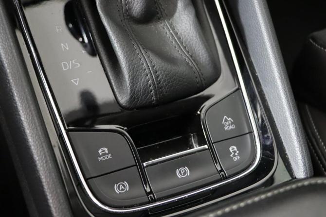 Skoda Karoq I с пробегом 2021 года, цена 2 559 990 рублей, 77728 км, внедорожник, Автокод Объявления