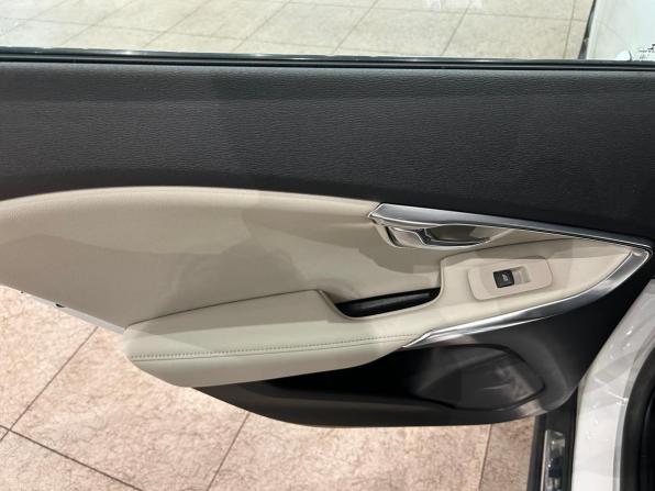 Volvo V40 Cross Country I с пробегом 2013 года, цена 1 049 000 рублей, 186445 км, хэтчбек, Автокод Объявления