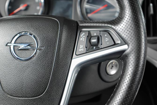 Opel Astra J Рестайлинг с пробегом 2013 года, цена 1 489 000 рублей, 69600 км, хэтчбек, Автокод Объявления