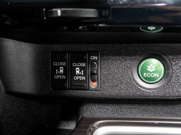 Honda Stepwgn V с пробегом 2016 года, цена 1 890 000 рублей, 131375 км, минивэн, Автокод Объявления