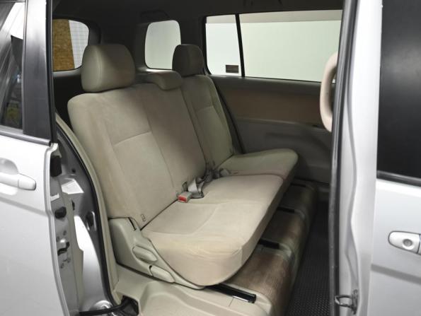 Toyota ISis I Рестайлинг с пробегом 2011 года, цена 979 000 рублей, 174625 км, компактвэн, Автокод Объявления