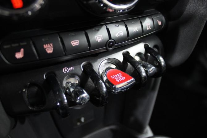 Mini Hatch III (F55/F56) Рестайлинг 2 с пробегом 2021 года, цена 2 249 000 рублей, 57265 км, хэтчбек, Автокод Объявления
