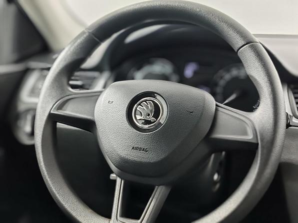 Skoda Rapid I с пробегом 2017 года, цена 1 235 000 рублей, 95459 км, лифтбек, Автокод Объявления