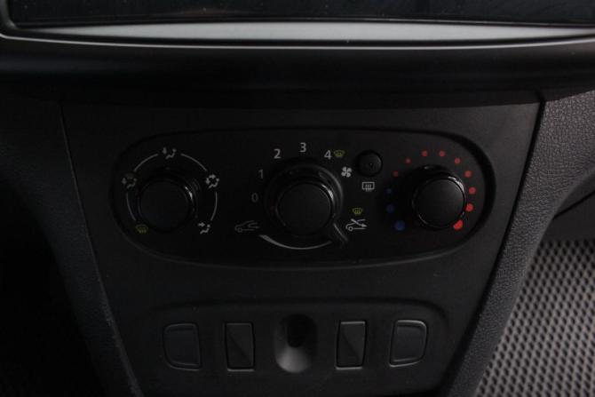 Renault Logan II Рестайлинг с пробегом 2018 года, цена 910 000 рублей, 103008 км, седан, Автокод Объявления