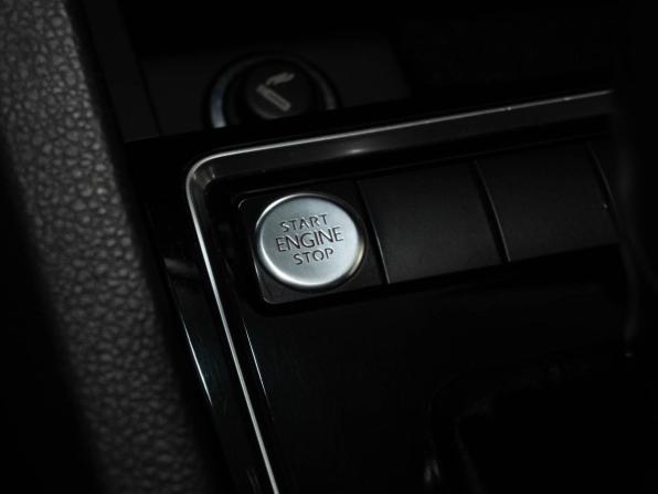 Volkswagen Jetta VI Рестайлинг с пробегом 2018 года, цена 1 598 000 рублей, 107338 км, седан, Автокод Объявления