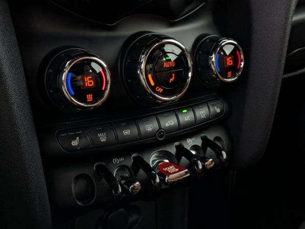 Mini Hatch III (F55/F56) Рестайлинг с пробегом 2021 года, цена 2 640 000 рублей, 57123 км, хэтчбек, Автокод Объявления