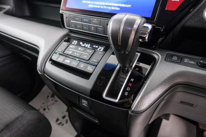 Honda Stepwgn V Рестайлинг с пробегом 2019 года, цена 2 499 000 рублей, 56111 км, минивэн, Автокод Объявления