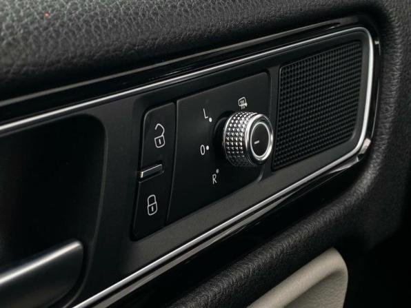 Volkswagen Touareg II Рестайлинг с пробегом 2017 года, цена 2 881 800 рублей, 183531 км, внедорожник, Автокод Объявления