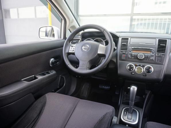 Nissan Tiida I Рестайлинг с пробегом 2010 года, цена 650 000 рублей, 216297 км, хэтчбек, Автокод Объявления