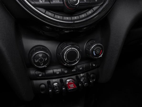 Mini Hatch III (F55/F56) Рестайлинг с пробегом 2018 года, цена 1 845 000 рублей, 92652 км, хэтчбек, Автокод Объявления