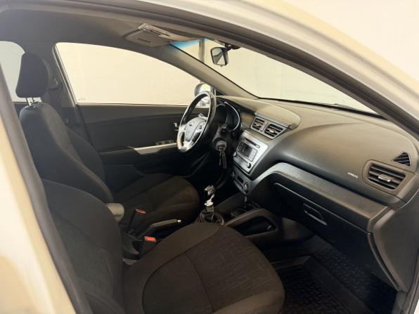 Kia Rio III Рестайлинг с пробегом 2015 года, цена 935 000 рублей, 139000 км, хэтчбек, Автокод Объявления