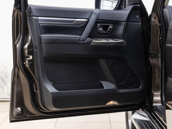 Mitsubishi Pajero IV Рестайлинг 2 с пробегом 2018 года, цена 3 758 000 рублей, 23652 км, внедорожник, Автокод Объявления