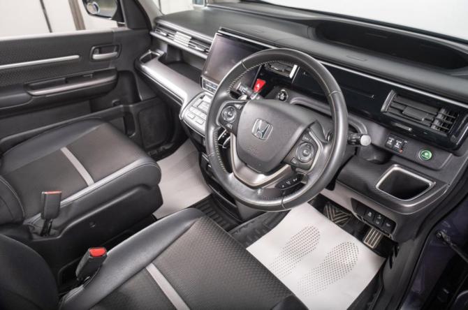 Honda Stepwgn V Рестайлинг с пробегом 2018 года, цена 2 599 000 рублей, 121000 км, минивэн, Автокод Объявления