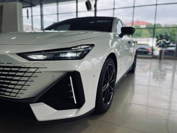Changan UNI-V I с пробегом 2023 года, цена 2 279 900 рублей, 23000 км, лифтбек, Автокод Объявления