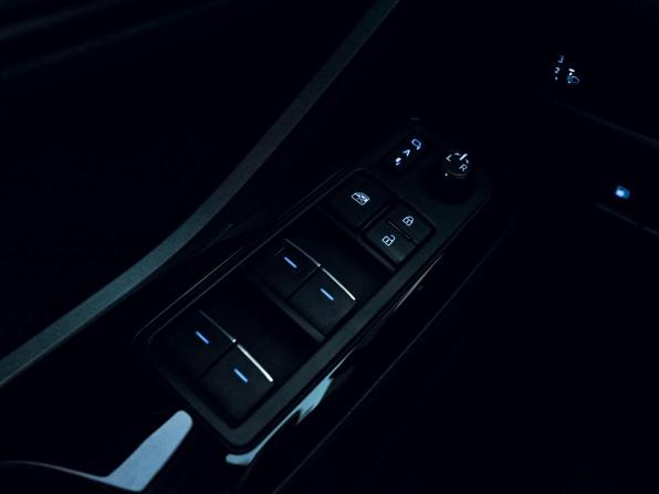 Toyota C-HR I Рестайлинг с пробегом 2019 года, цена 2 659 000 рублей, 79253 км, внедорожник, Автокод Объявления