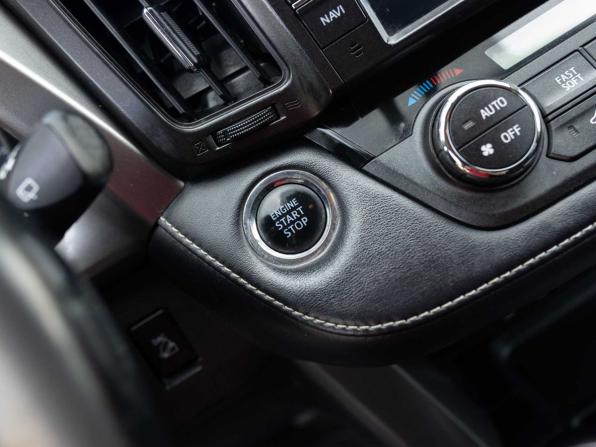 Toyota RAV4 IV (XA40) Рестайлинг с пробегом 2017 года, цена 2 350 000 рублей, 200671 км, внедорожник, Автокод Объявления