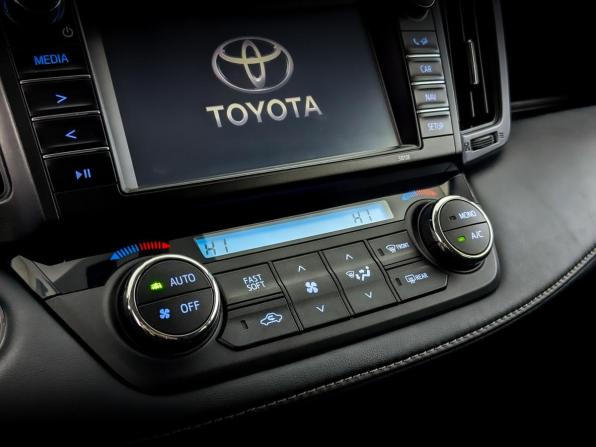 Toyota RAV4 IV (XA40) Рестайлинг с пробегом 2018 года, цена 2 350 000 рублей, 97521 км, внедорожник, Автокод Объявления