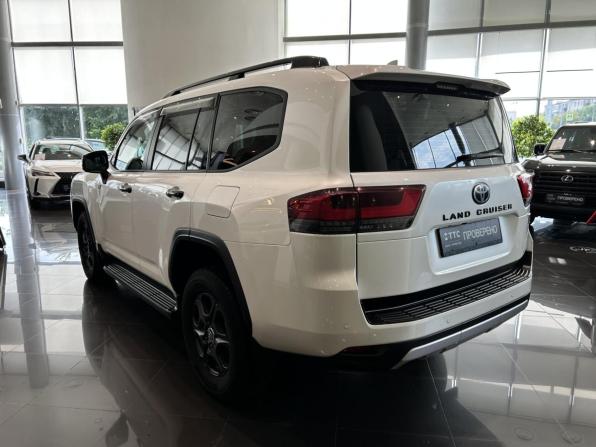 Toyota Land Cruiser 300 Series с пробегом 2022 года, цена 10 979 000 рублей, 51016 км, внедорожник, Автокод Объявления