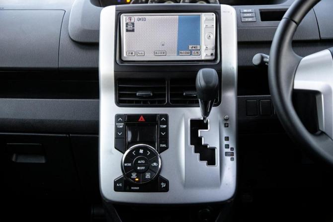 Toyota Voxy II (R70) с пробегом 2010 года, цена 1 398 000 рублей, 117000 км, минивэн, Автокод Объявления