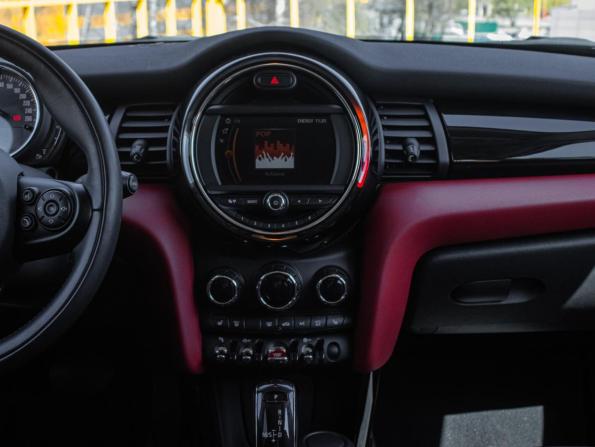 Mini Hatch III (F55/F56) Рестайлинг с пробегом 2018 года, цена 2 260 000 рублей, 46800 км, хэтчбек, Автокод Объявления