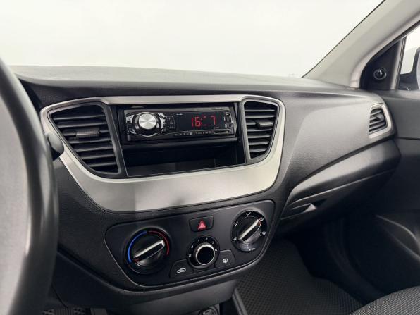 Hyundai Solaris II с пробегом 2017 года, цена 890 000 рублей, 177000 км, седан, Автокод Объявления