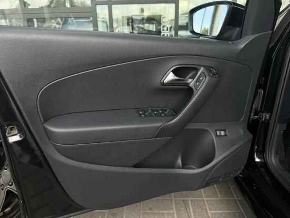 Volkswagen Polo V Рестайлинг с пробегом 2017 года, цена 1 050 000 рублей, 76215 км, седан, Автокод Объявления