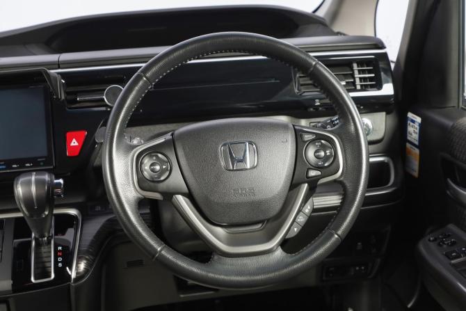 Honda Stepwgn V с пробегом 2016 года, цена 1 999 000 рублей, 112000 км, минивэн, Автокод Объявления