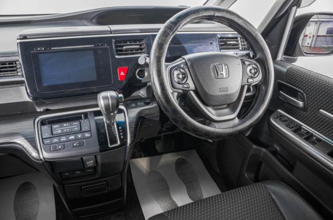Honda Stepwgn V с пробегом 2015 года, цена 2 099 000 рублей, 94000 км, минивэн, Автокод Объявления
