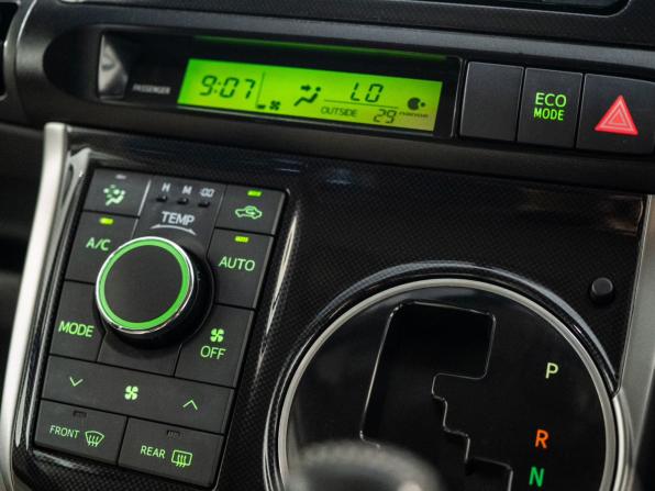 Toyota Wish II Рестайлинг с пробегом 2012 года, цена 1 339 500 рублей, 127250 км, минивэн, Автокод Объявления