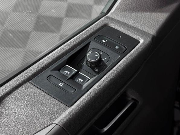 Volkswagen Caravelle T6 Рестайлинг с пробегом 2021 года, цена 3 990 000 рублей, 146417 км, минивэн, Автокод Объявления