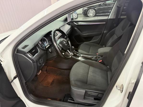 Skoda Octavia III (A7) Рестайлинг с пробегом 2017 года, цена 1 697 000 рублей, 209372 км, лифтбек, Автокод Объявления