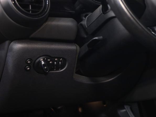 Mini Hatch III (F55/F56) Рестайлинг с пробегом 2018 года, цена 2 129 000 рублей, 60000 км, хэтчбек, Автокод Объявления