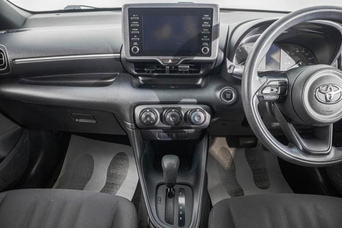 Toyota Yaris IV с пробегом 2020 года, цена 1 299 000 рублей, 93300 км, хэтчбек, Автокод Объявления