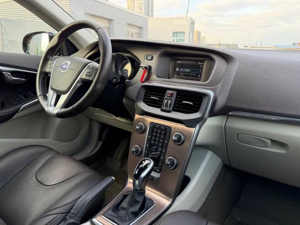 Volvo V40 Cross Country I с пробегом 2015 года, цена 1 300 000 рублей, 177000 км, хэтчбек, Автокод Объявления