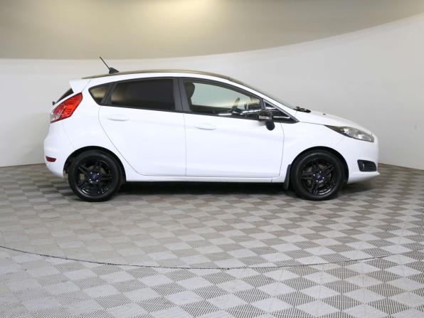 Ford Fiesta Mk6 Рестайлинг с пробегом 2018 года, цена 980 000 рублей, 87352 км, хэтчбек, Автокод Объявления