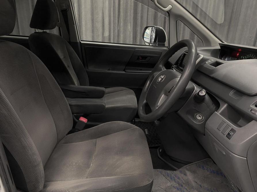 Toyota Voxy II (R70) Красноярск  - изображение 8