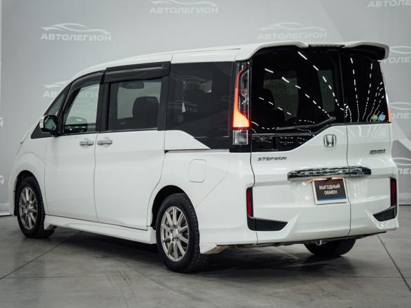Honda Stepwgn V с пробегом 2015 года, цена 1 890 000 рублей, 92900 км, минивэн, Автокод Объявления