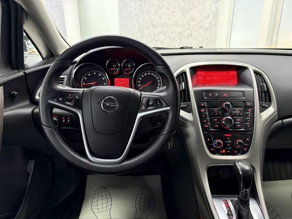 Opel Astra J Рестайлинг с пробегом 2012 года, цена 1 345 000 рублей, 28483 км, хэтчбек, Автокод Объявления