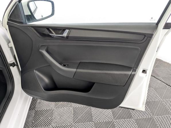 Skoda Rapid I Рестайлинг с пробегом 2019 года, цена 755 000 рублей, 283886 км, лифтбек, Автокод Объявления