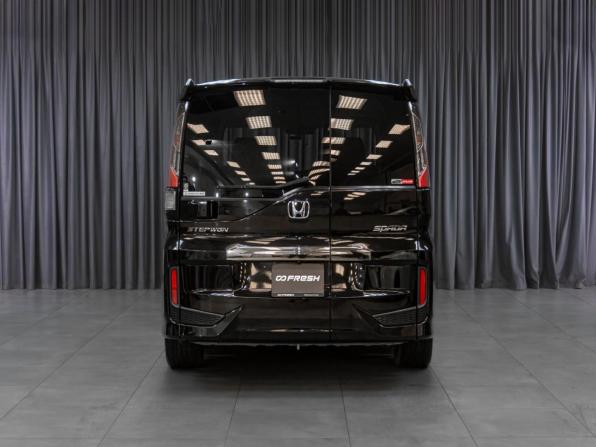 Honda Stepwgn V Рестайлинг с пробегом 2017 года, цена 1 999 000 рублей, 151847 км, минивэн, Автокод Объявления