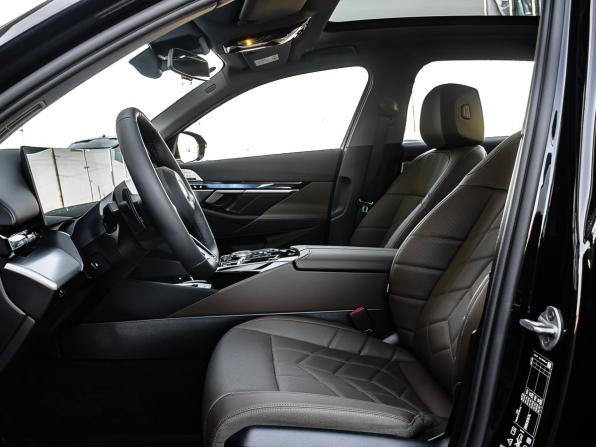 BMW 5 серии VIII (G60/G61/G68) с пробегом 2025 года, цена 8 690 000 рублей, 16 км, седан, Автокод Объявления