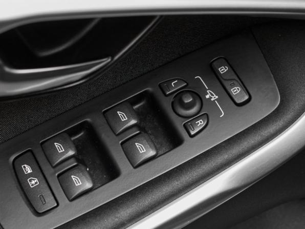 Volvo V40 Cross Country I с пробегом 2014 года, цена 1 650 000 рублей, 106567 км, хэтчбек, Автокод Объявления