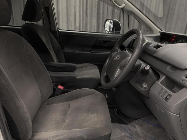 Toyota Voxy II (R70) с пробегом 2007 года, цена 1 098 000 рублей, 234000 км, минивэн, Автокод Объявления