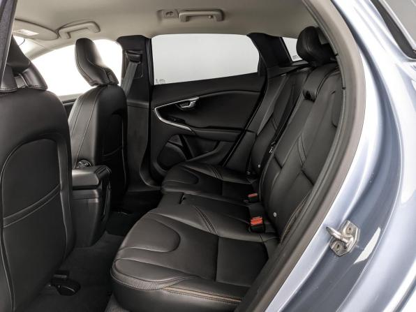 Volvo V40 II Рестайлинг с пробегом 2019 года, цена 2 260 000 рублей, 28752 км, хэтчбек, Автокод Объявления
