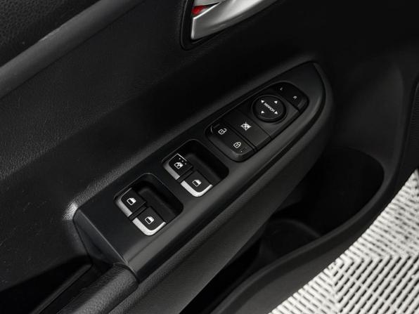 Kia Rio IV Рестайлинг с пробегом 2020 года, цена 1 375 600 рублей, 105776 км, седан, Автокод Объявления