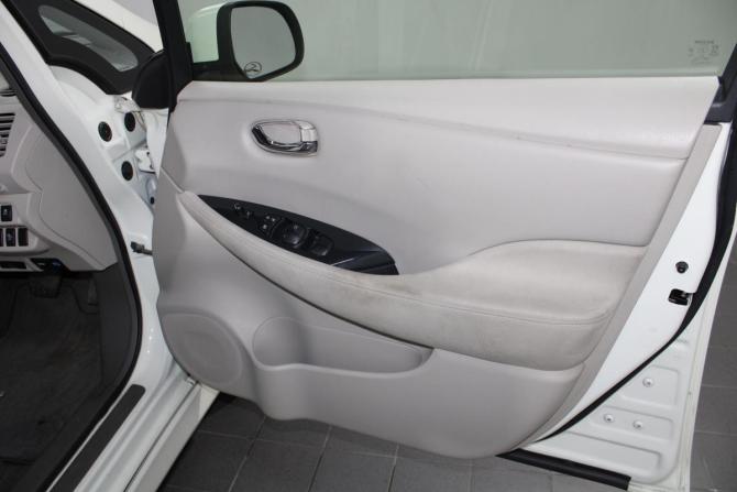 Nissan Leaf I (ZE0/AZE0) с пробегом 2012 года, цена 400 000 рублей, 80080 км, хэтчбек, Автокод Объявления