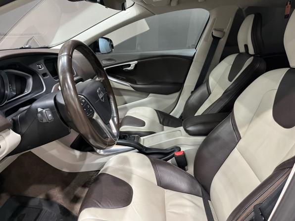 Volvo V40 Cross Country I с пробегом 2013 года, цена 1 095 000 рублей, 251315 км, хэтчбек, Автокод Объявления