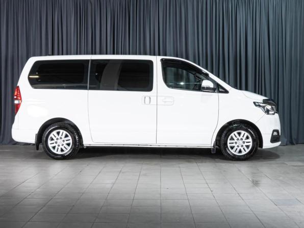 Hyundai H-1 II Рестайлинг с пробегом 2018 года, цена 2 699 000 рублей, 120312 км, минивэн, Автокод Объявления
