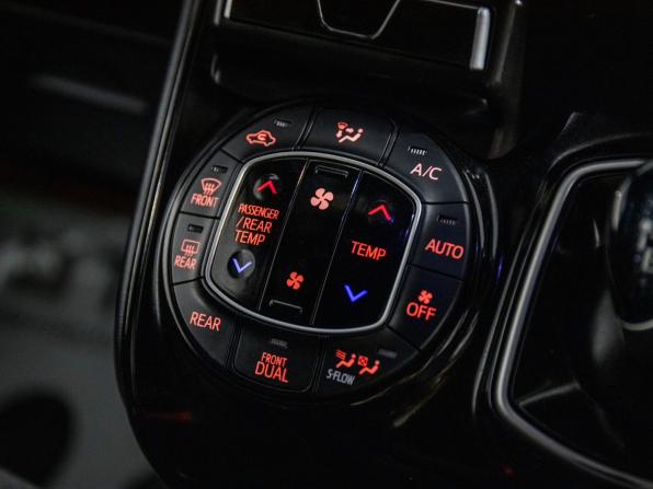 Toyota Noah III (R80) Рестайлинг с пробегом 2018 года, цена 2 500 000 рублей, 130300 км, минивэн, Автокод Объявления