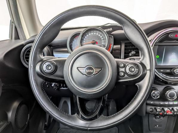 Mini Hatch III (F55/F56) Рестайлинг с пробегом 2018 года, цена 1 800 000 рублей, 73652 км, хэтчбек, Автокод Объявления